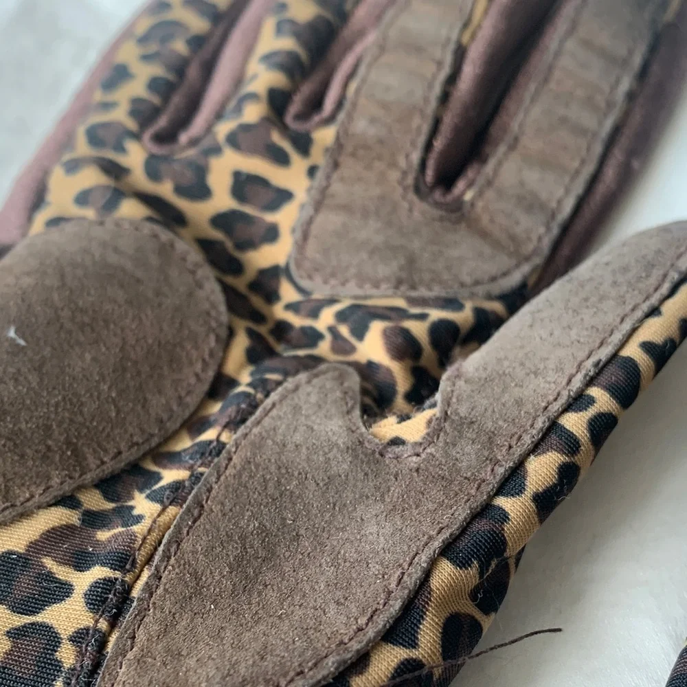 Isotoner Leopard Print Women's Gloves - Picture 2 of 5